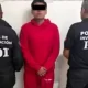 En las imágenes, el joven, identificado como Ulises Enrique C., aparece con las manos ensangrentadas y portando un cuchillo, además de grabarse junto a un hombre que yacía sin vida en el piso.