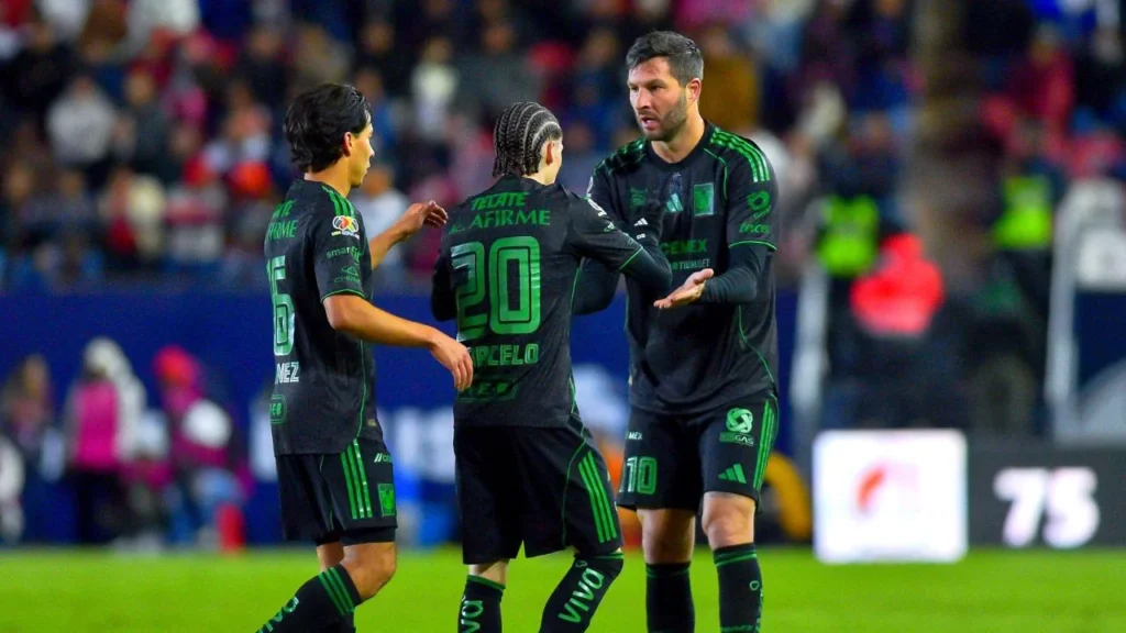 San Luis reaccionó y consiguió el empate al 73’ con un remate de cabeza de João Pedro, pero la alegría duró poco, ya que tres minutos después Flores volvió a aparecer