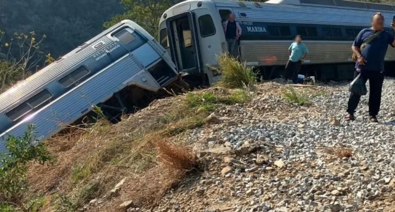 El accidente se registró en una curva de la Línea Z, en territorio de Oaxaca, cuando un tren de pasajeros se descarriló, dejando un saldo inicial de al menos 13 personas fallecidas y decenas de lesionados
