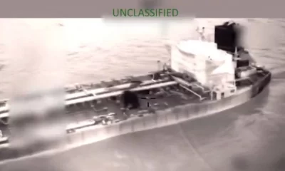 La acción fue ejecutada por marines, marineros y equipos tácticos de la Guardia Costera, desplegados desde el portaaviones USS Gerald R. Ford en una operación coordinada con el Departamento de Seguridad Nacional.