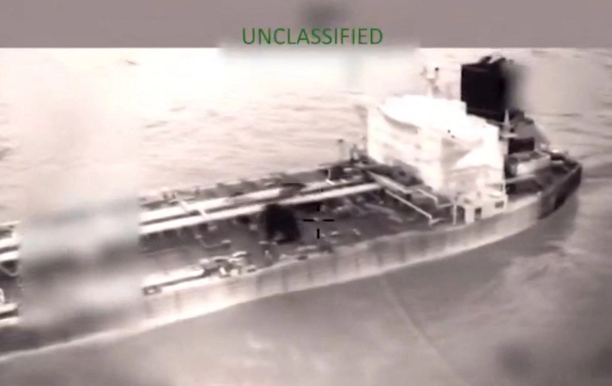 La acción fue ejecutada por marines, marineros y equipos tácticos de la Guardia Costera, desplegados desde el portaaviones USS Gerald R. Ford en una operación coordinada con el Departamento de Seguridad Nacional.