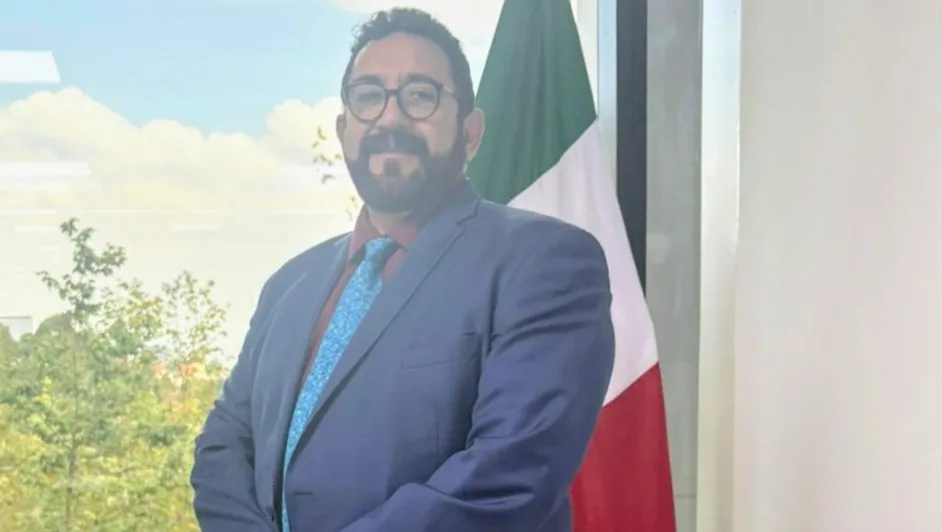 El funcionario cuenta con una amplia trayectoria académica y profesional: es licenciado en Sociología por la UNAM, licenciado en Derecho, y posee estudios de posgrado en gestión pública, gobierno y asuntos públicos