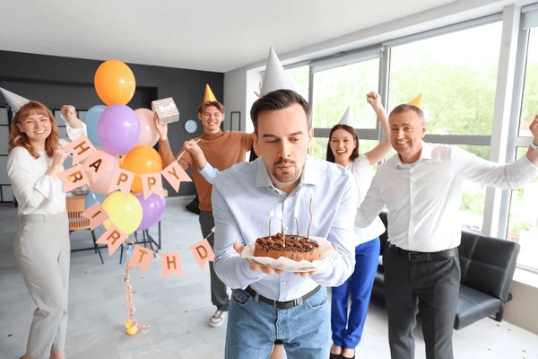 El proyecto busca adicionar el artículo 74 Bis a la LFT, con el fin de que el cumpleaños deje de depender de la decisión del empleador o del uso de días de vacaciones