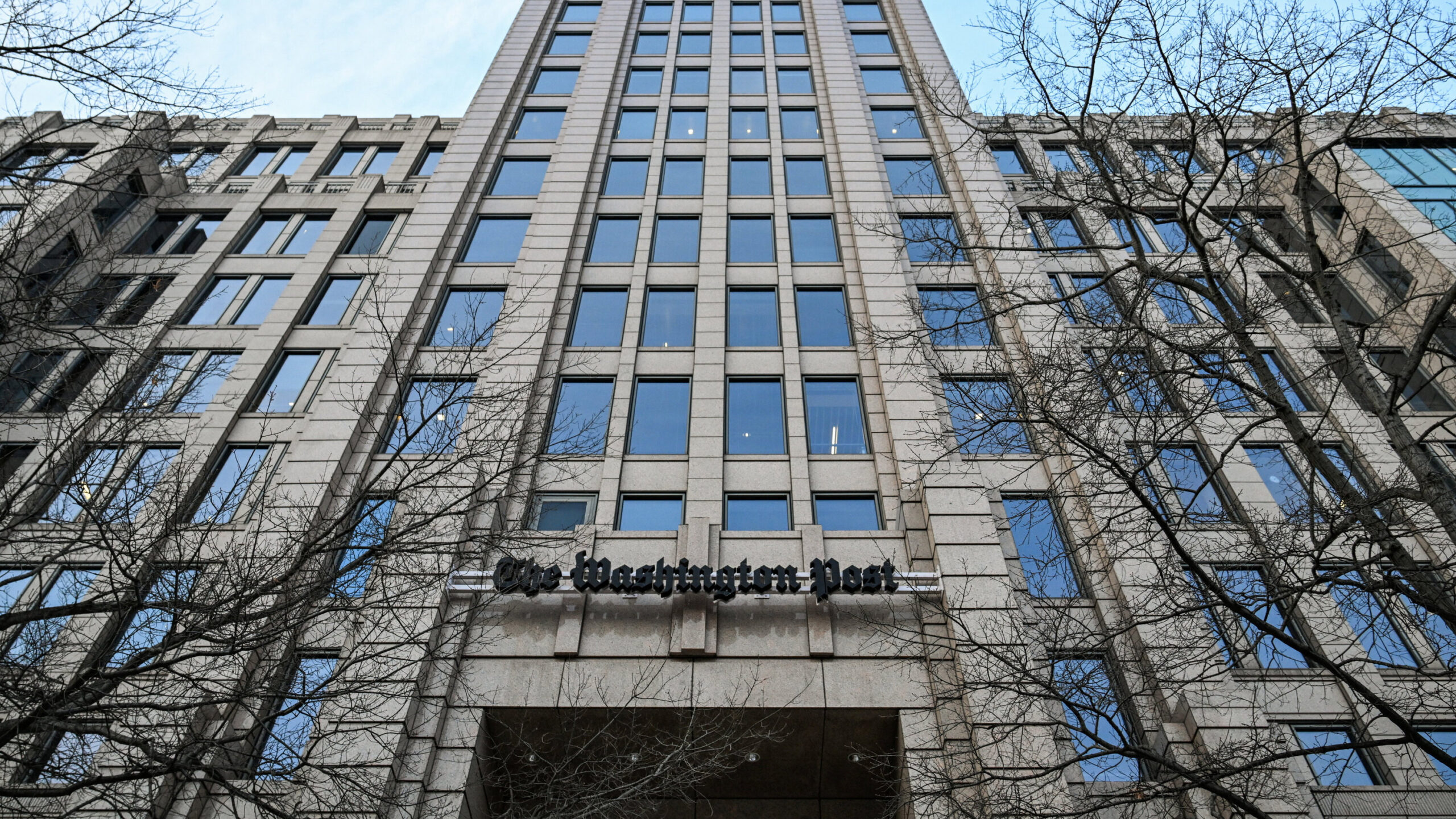 De acuerdo con reportes de otros medios, el recorte representa cerca de un tercio de su plantilla, incluyendo el cierre de la sección de deportes, reseñas de libros y oficinas internacionales en regiones como Medio Oriente y Ucrania.