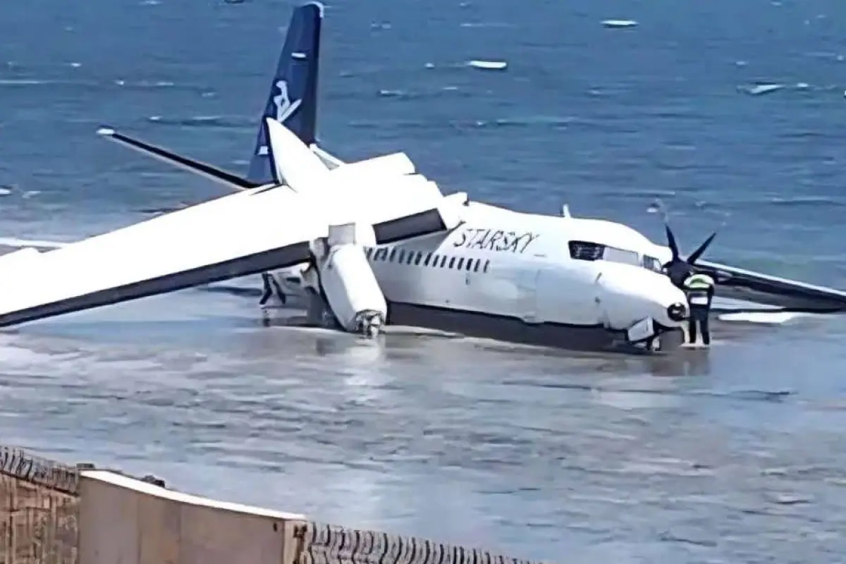 El piloto intentó regresar a la terminal aérea, pero durante la maniobra de aterrizaje el avión se salió de la pista y terminó en una zona costera cercana al océano Índico.