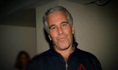 Algunas imágenes mostraban a Epstein acompañado de mujeres en distintos entornos. También se encontraron fotografías del financiero con figuras internacionales como Bill Clinton, Michael Jackson y el papa Juan Pablo II.