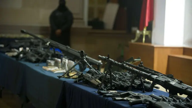 También destacó que en la administración de Andrés Manuel López Obrador se presentaron demandas en cortes estadounidenses contra fabricantes y distribuidores por facilitar el tráfico ilegal.