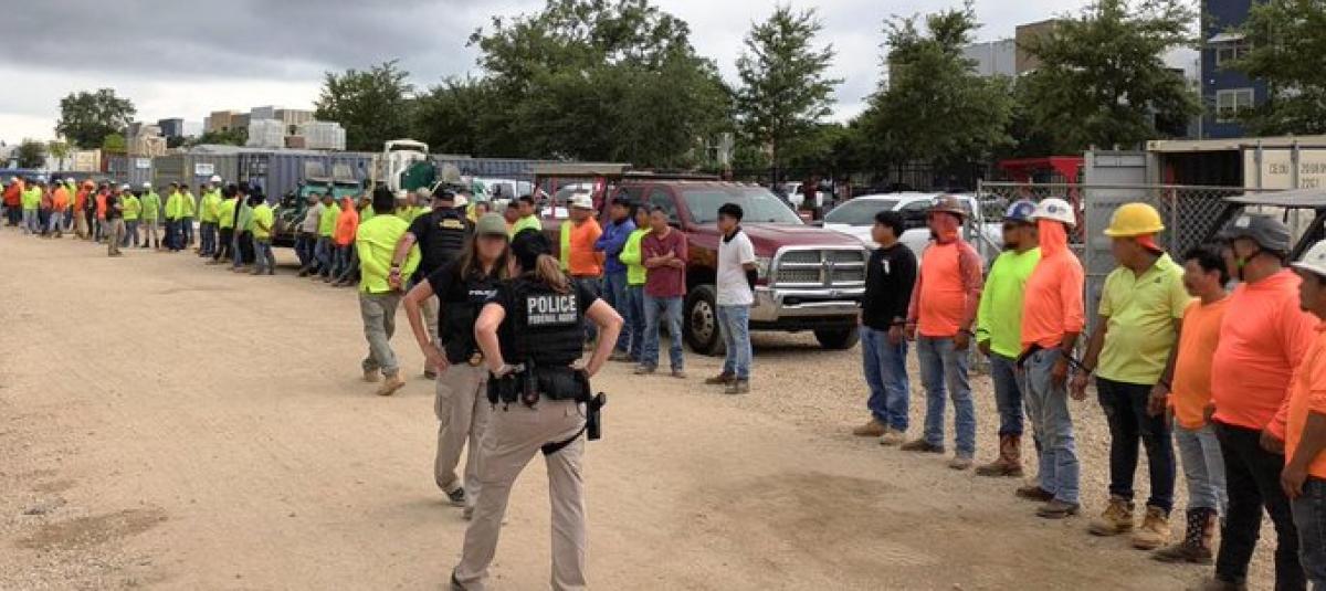 La dependencia sostuvo que el operativo buscó “sacar a criminales de los vecindarios”, aunque no precisó en qué ciudades se realizaron los arrestos.