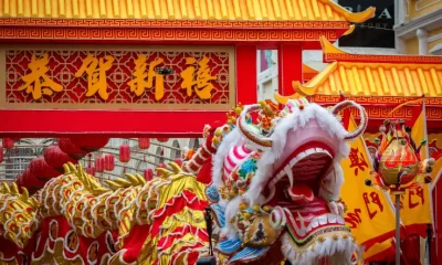 Las celebraciones incluyen rituales tradicionales como la limpieza profunda del hogar para eliminar malas energías, la entrega de sobres rojos con dinero (hong bao) como símbolo de buenos deseos