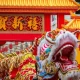 Las celebraciones incluyen rituales tradicionales como la limpieza profunda del hogar para eliminar malas energías, la entrega de sobres rojos con dinero (hong bao) como símbolo de buenos deseos