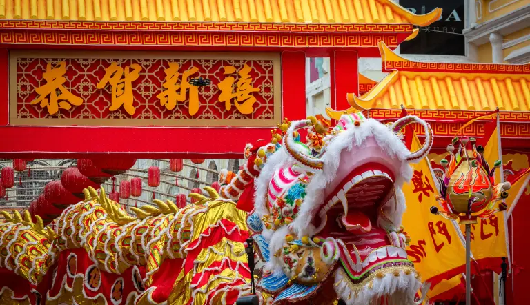 Las celebraciones incluyen rituales tradicionales como la limpieza profunda del hogar para eliminar malas energías, la entrega de sobres rojos con dinero (hong bao) como símbolo de buenos deseos