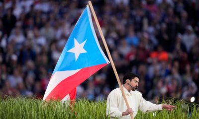 El cierre estuvo marcado por un mensaje cultural con “El Apagón”, cuando la producción simuló un corto circuito en el estadio, y “Café con Ron”, rodeado de banderas latinoamericanas