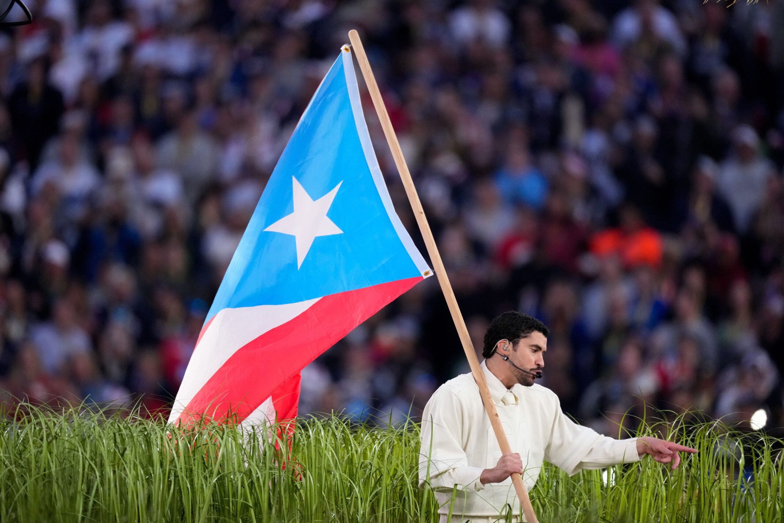El cierre estuvo marcado por un mensaje cultural con “El Apagón”, cuando la producción simuló un corto circuito en el estadio, y “Café con Ron”, rodeado de banderas latinoamericanas