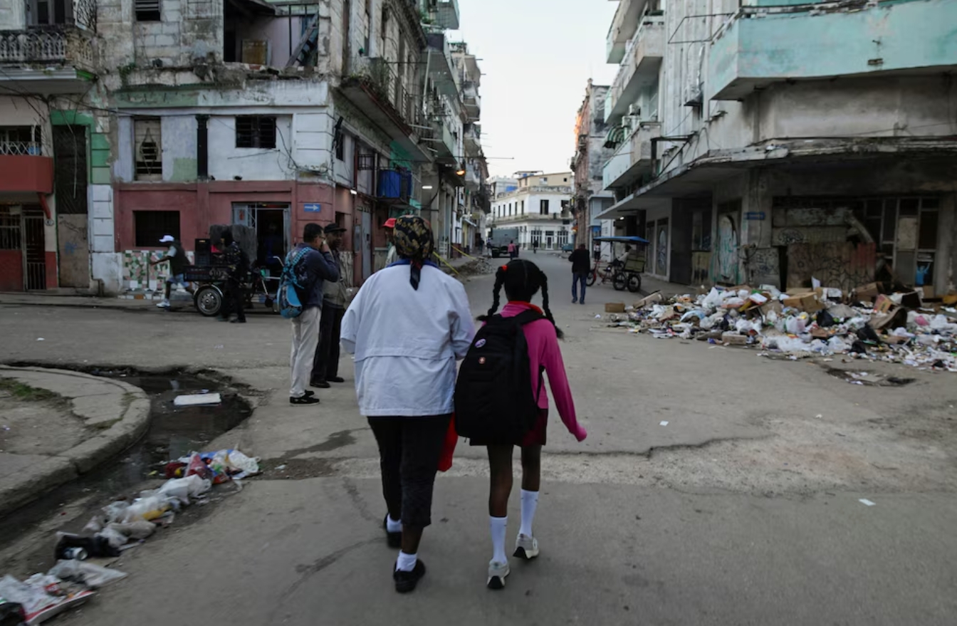 El impacto va más allá del sector turístico, que es una de las principales fuentes de divisas del país. Miles de cubanos que dependen del turismo ya resienten la caída de visitantes