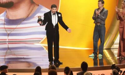 Al recibir el Grammy a Mejor Álbum de Música Urbana por “DeBÍ TiRAR MáS FOToS”, el puertorriqueño comenzó diciendo: “Antes de decir gracias a Dios, voy a decir fuera ICE”.