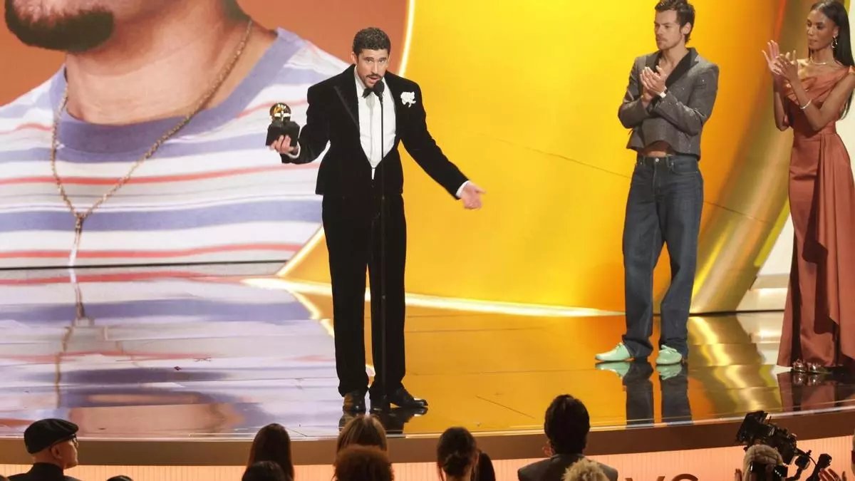 Al recibir el Grammy a Mejor Álbum de Música Urbana por “DeBÍ TiRAR MáS FOToS”, el puertorriqueño comenzó diciendo: “Antes de decir gracias a Dios, voy a decir fuera ICE”.