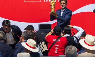 El trofeo, que mide 36.8 centímetros, pesa 6.1 kilogramos y está elaborado en oro de 18 quilates, muestra a dos figuras humanas sosteniendo el planeta, símbolo de la unión global que genera el futbol