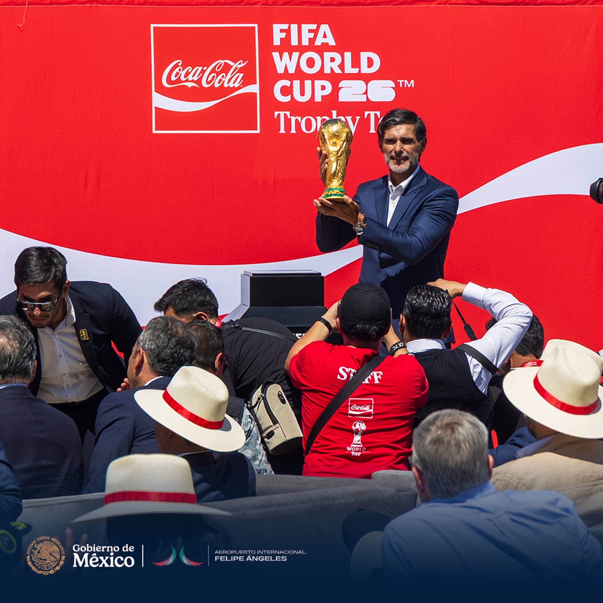 El trofeo, que mide 36.8 centímetros, pesa 6.1 kilogramos y está elaborado en oro de 18 quilates, muestra a dos figuras humanas sosteniendo el planeta, símbolo de la unión global que genera el futbol