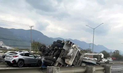 De acuerdo con reportes de usuarios en redes sociales, los tres carriles de circulación de norte a sur quedaron completamente bloqueados, lo que generó largas filas de vehículos y retrasos considerables.