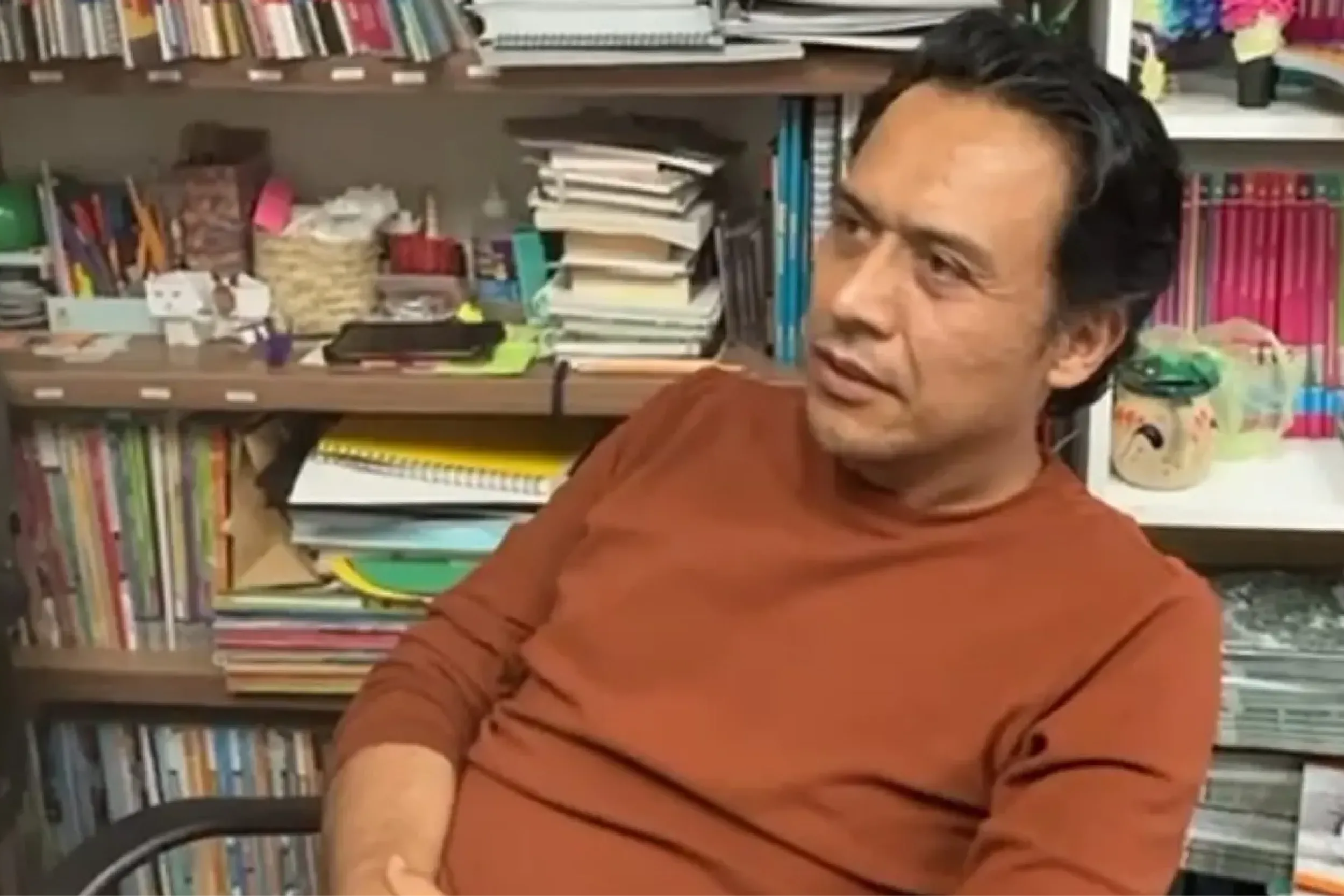 El exfuncionario sostuvo que su permanencia en las oficinas busca que la autoridad formalice su salida mediante un documento oficial y no únicamente a través de comunicaciones verbales o administrativas indirectas