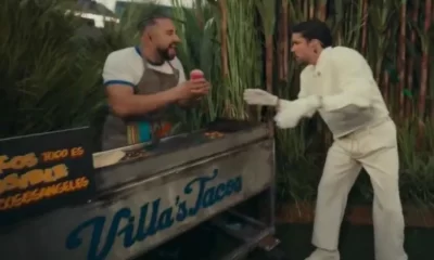 además de lucir la bandera nacional, dos mexicanos compartieron escena con el artista puertorriqueño