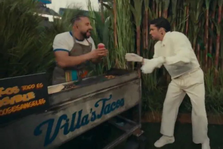 además de lucir la bandera nacional, dos mexicanos compartieron escena con el artista puertorriqueño