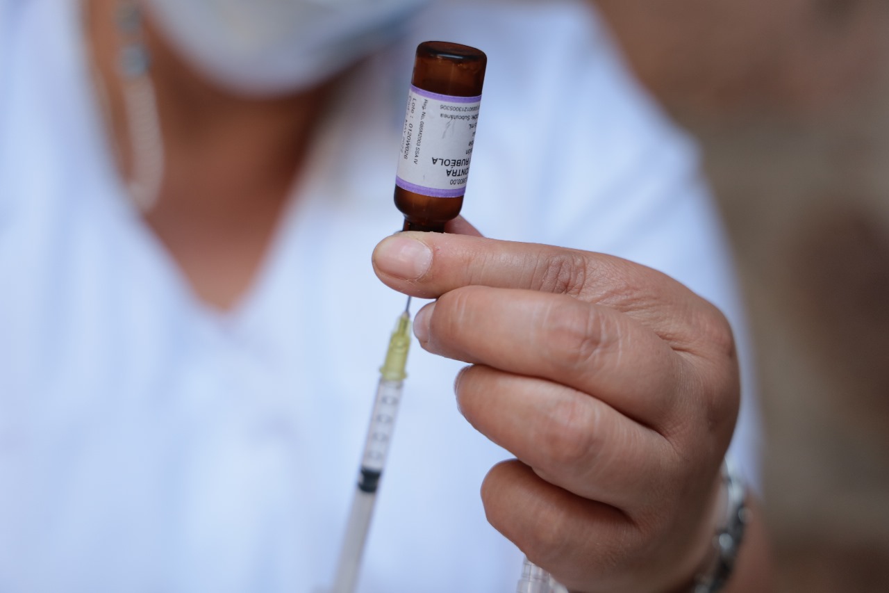 En México, la vacuna se aplica junto con la de rubéola y se incluye en la Cartilla Nacional de Salud