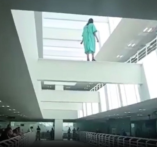 Al detectar su ausencia del área asignada, el personal activó el protocolo interno para emergencias conductuales y notificó de manera preventiva a cuerpos de auxilio y seguridad municipal.