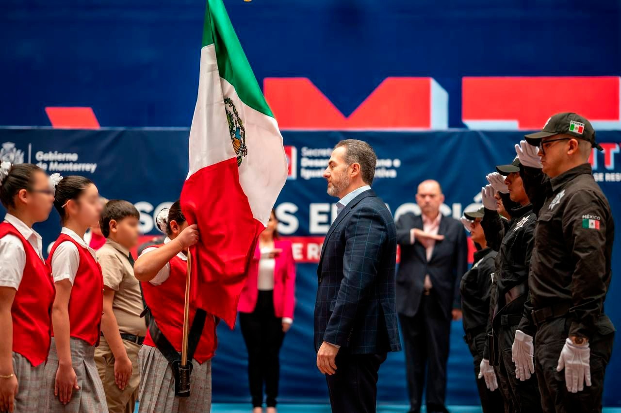 El municipio informó que esta iniciativa da continuidad a un programa implementado el año anterior, cuando se entregaron 50 banderas a igual número de planteles públicos.