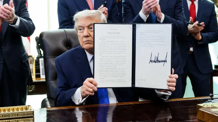 Trump enmarcó su postura dentro de la Doctrina Monroe, la política estadounidense del siglo XIX que buscaba limitar la influencia europea en el continente americano bajo el lema “América para los americanos”.