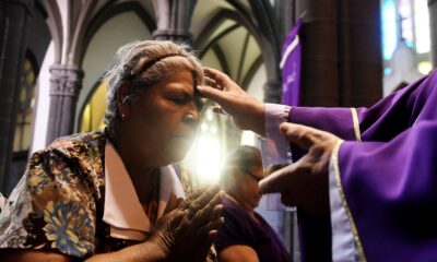 Desde el siglo XII, la ceniza utilizada en la ceremonia se obtiene al quemar los ramos bendecidos el Domingo de Ramos del año anterior, cerrando así un ciclo litúrgico.