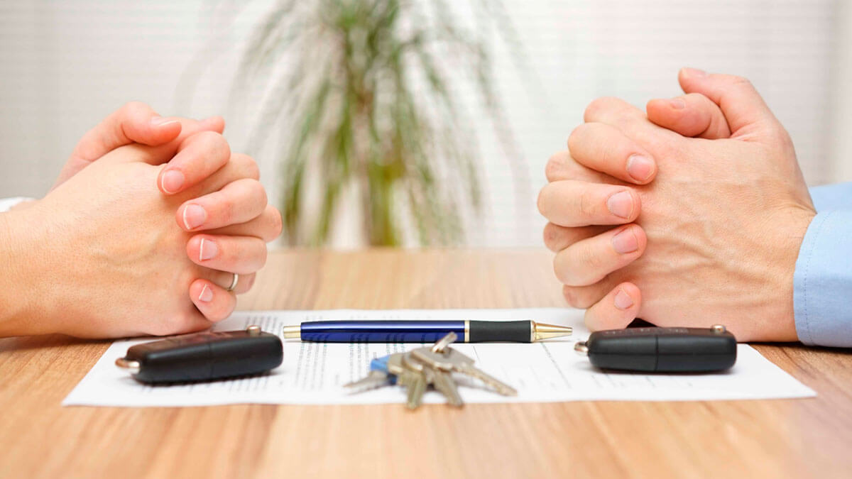 El divorcio incausado, también conocido como “divorcio exprés”, permite que uno solo de los cónyuges solicite la disolución del matrimonio sin necesidad de justificar causas o señalar culpables, ya que se sustenta en el principio del libre desarrollo de la personalidad.