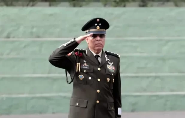 Sheinbaum explicó que el general Cortés Hernández ahora ocupa el cargo de Oficial Mayor de la Secretaría de la Defensa Nacional, por lo que se concretó el relevo al frente de la corporación de seguridad.