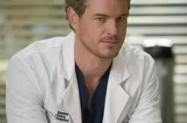 Dane alcanzó fama internacional por su papel del Dr. Mark Sloan, “McSteamy”, en la serie Grey’s Anatomy, donde participó de 2006 a 2012 y regresó como invitado especial en 2021.