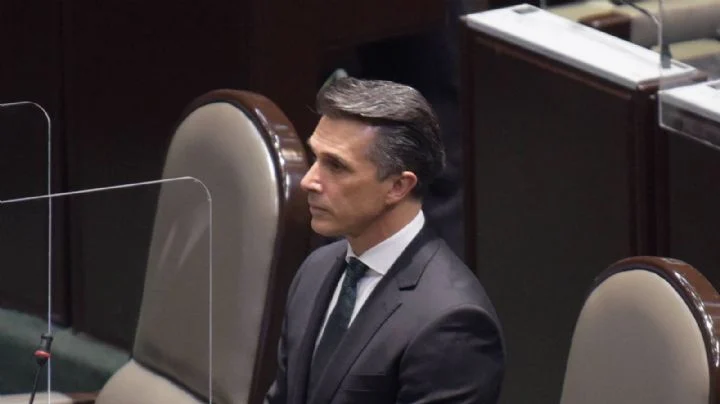 Su periodo como diputado concluye oficialmente en 2027 y su suplente, Luis Morales Flores, asumirá sus funciones mientras dure su ausencia.