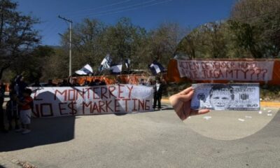 Alrededor de 25 a 30 seguidores arribaron en un camión desde temprana hora, adelantando la manifestación que originalmente estaba prevista para el jueves.