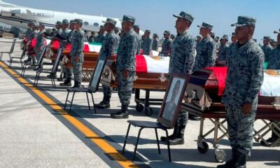 Durante la ceremonia, los féretros fueron cubiertos con la Bandera Nacional y se montó una guardia de honor como símbolo de respeto institucional