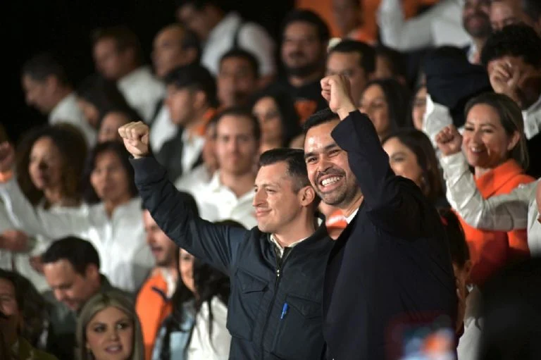 El líder de MC también se refirió a Mariana Rodríguez, titular de Amar a Nuevo León, a quien junto con Colosio calificó como perfiles “fuera de serie”