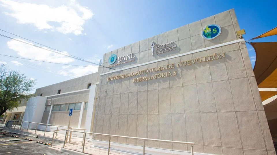 En redes sociales, principalmente en Facebook, circularon videos en los que se escuchan las detonaciones.