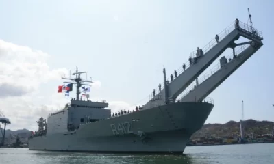 La embarcación atracó en el muelle 3 de la ASIPONA, donde también se desplegaron vehículos tácticos tipo pick up y equipo especializado.