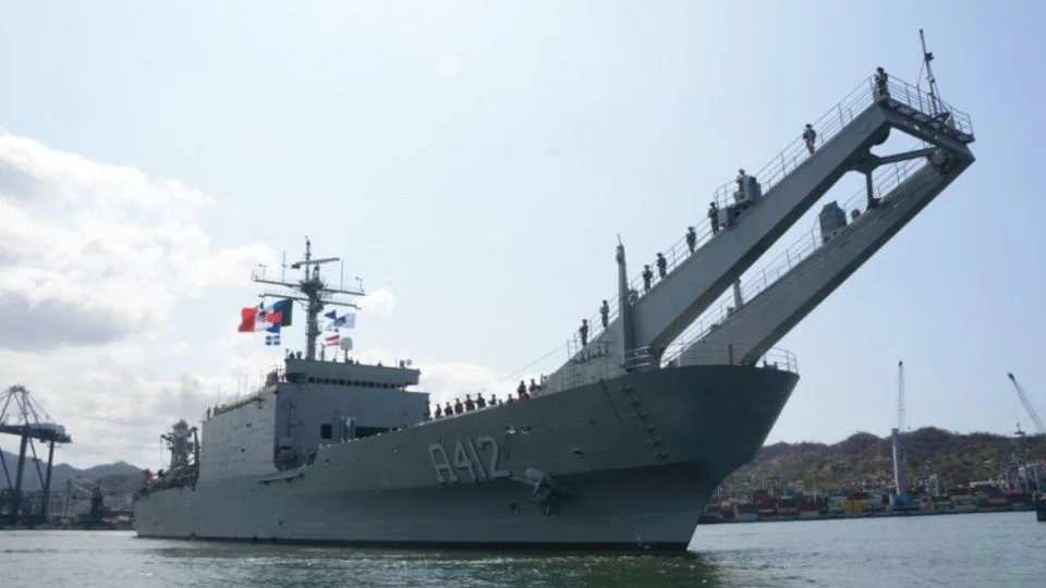 La embarcación atracó en el muelle 3 de la ASIPONA, donde también se desplegaron vehículos tácticos tipo pick up y equipo especializado.