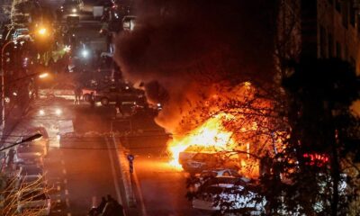 En caso de tener doble nacionalidad, se recomienda viajar con pasaporte iraní para reducir el riesgo de ser interrogados o detenidos por su vínculo con Estados Unidos.