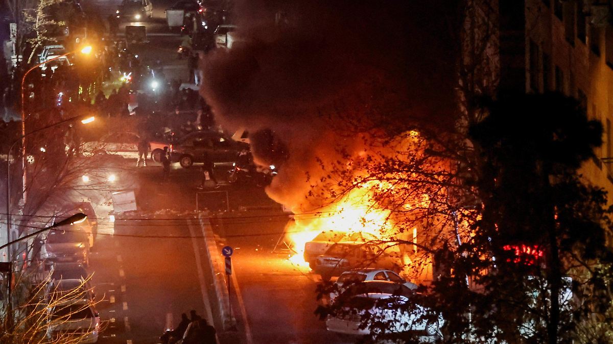 En caso de tener doble nacionalidad, se recomienda viajar con pasaporte iraní para reducir el riesgo de ser interrogados o detenidos por su vínculo con Estados Unidos.