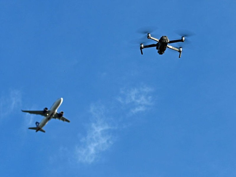 Duffy explicó que la Administración Federal de Aviación (FAA) y el Departamento de Defensa actuaron de manera inmediata ante la incursión con drones, lo que llevó a imponer restricciones a la operación aérea.