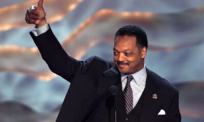 En el ámbito político, Jackson hizo historia al buscar la nominación presidencial del Partido Demócrata en 1984 y 1988, convirtiéndose en el primer afroamericano en construir una campaña nacional competitiva dentro de un partido mayoritario.