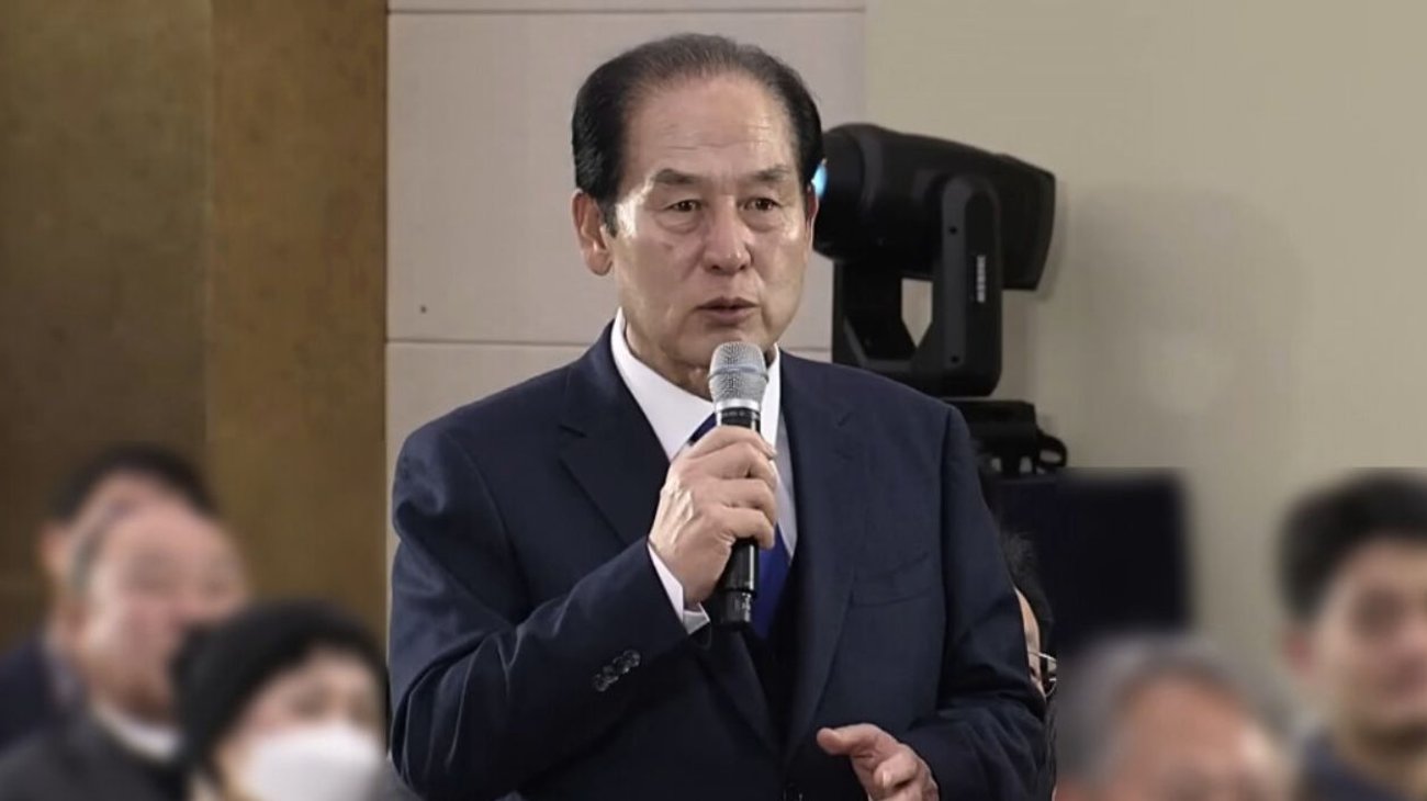 Aunque Kim fue expulsado del partido, permanece en funciones como alcalde y reconoció que su elección de palabras fue inapropiada, asegurando que no tuvo intención de ofender a ciudadanos extranjeros.