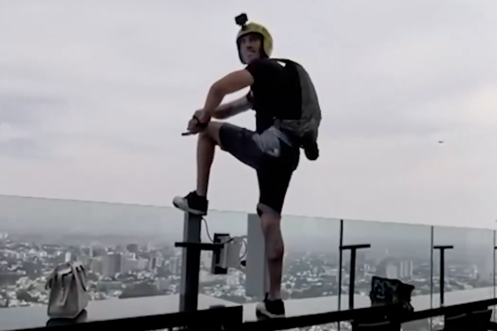 El sujeto fue interceptado por personal del hotel cuando se dirigía al borde de la terraza, pero desoyó las advertencias y se arrojó al vacío ante la mirada atónita de los presentes.