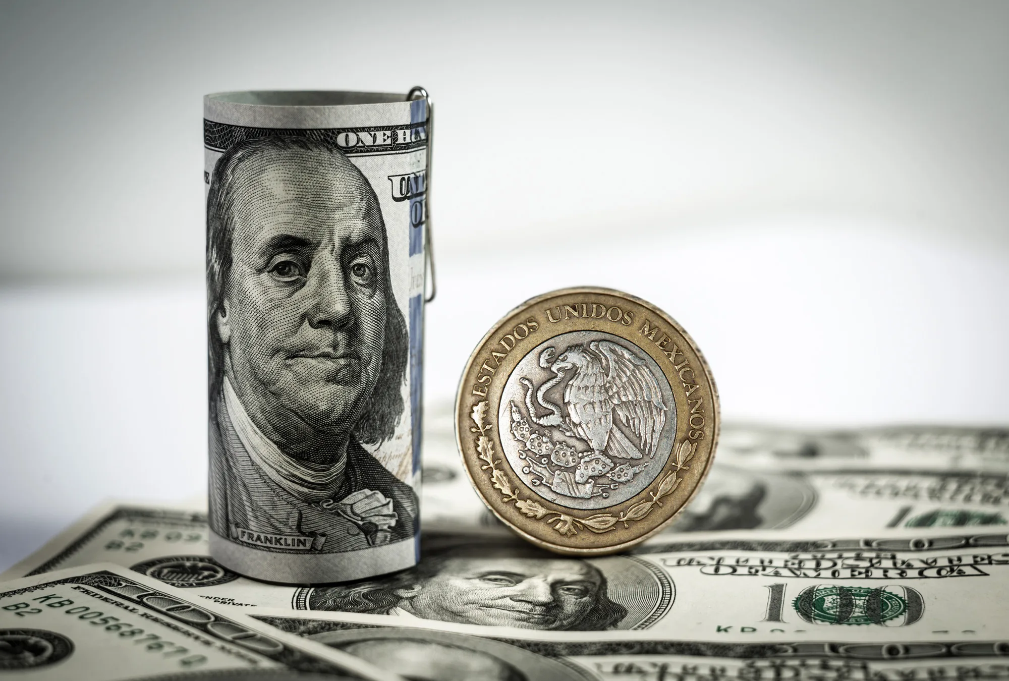 En el mercado de deuda, el rendimiento del bono del Tesoro estadounidense a 10 años se ubica en 3.97 por ciento, mientras que su equivalente en México ronda el 8.73 por ciento.