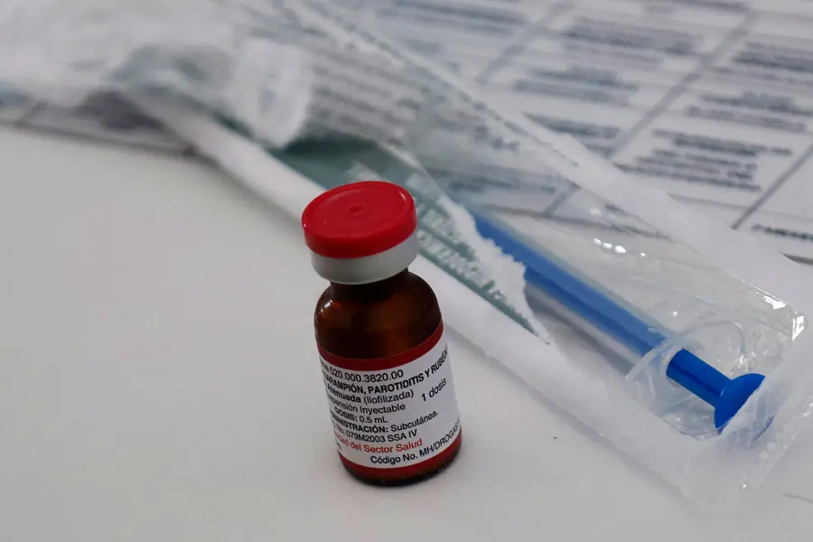 La Secretaría de Salud detalló que deben vacunarse niñas y niños de 12 meses para recibir la primera dosis de la vacuna SRP, así como menores de 18 meses para la segunda dosis.