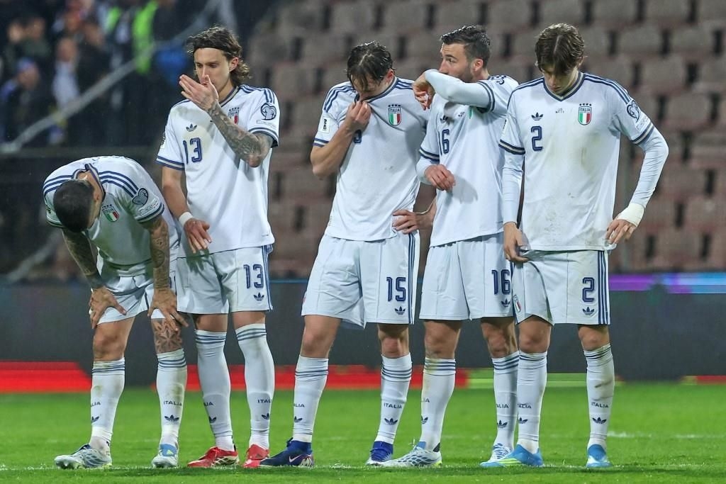 Bosnia aprovechó la ventaja numérica y logró el empate al minuto 79 por conducto de Haris Tabakovic, forzando el alargue y posteriormente los penales.